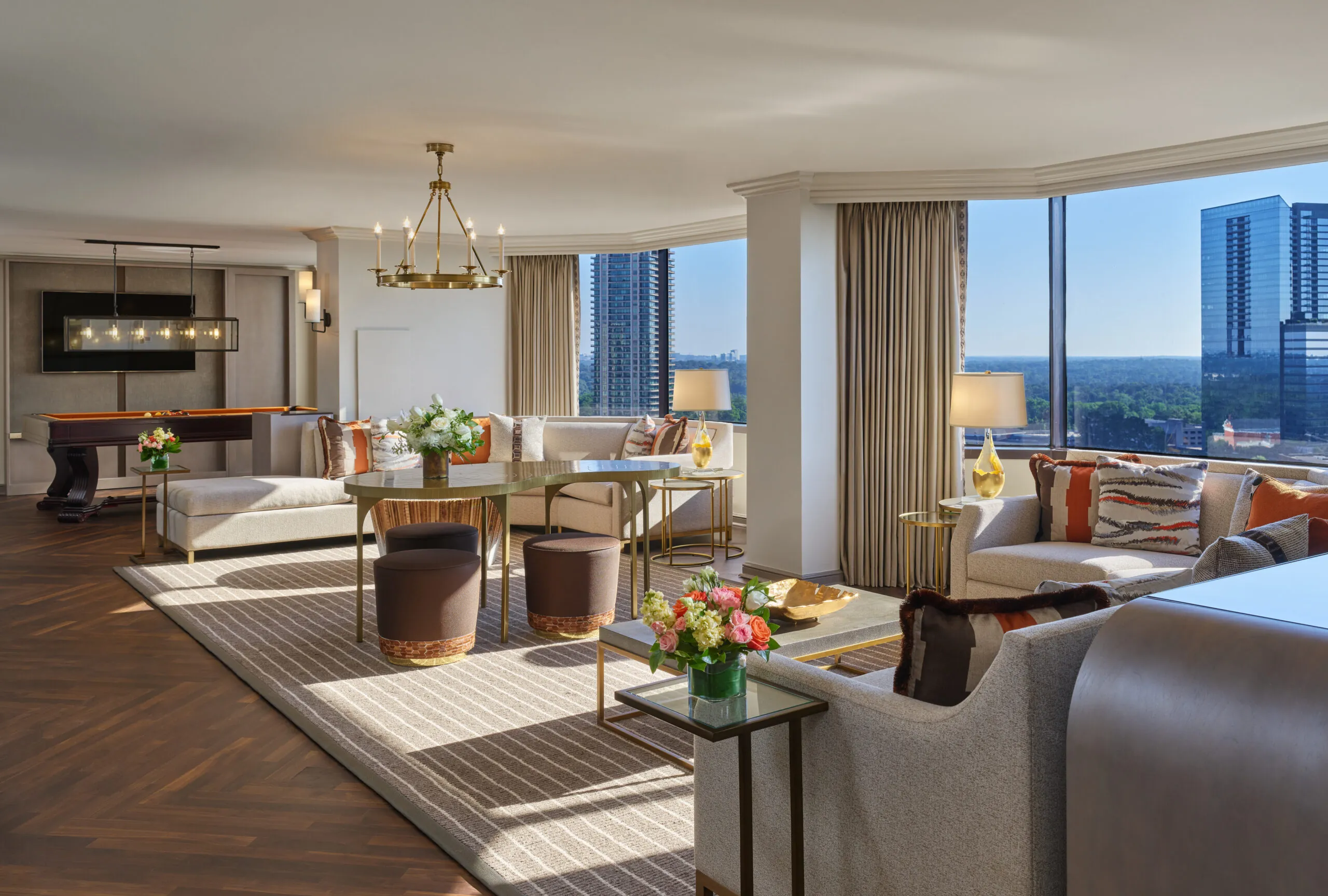 https://thewhitleyhotel.com/wp-content/uploads/2024/04/LUX_ATLLU_whitleysuiteliv1KSTE_37053-scaled.jpg